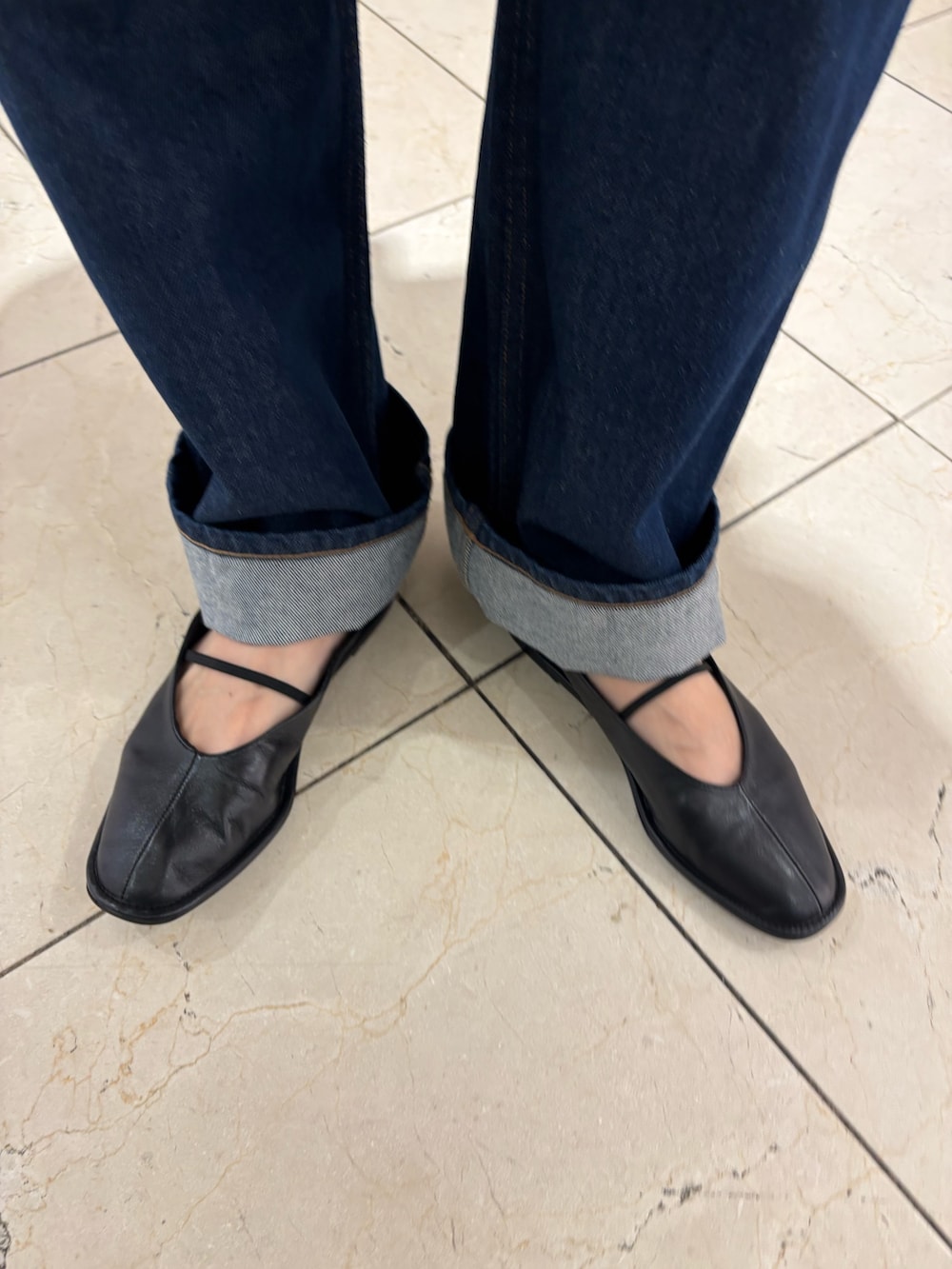 ブルー系のシャツ/ブラウス、ブルー系のデニムパンツ、ホワイト系のタンクトップを着用したレディースの秋コーディネートの8枚目の写真