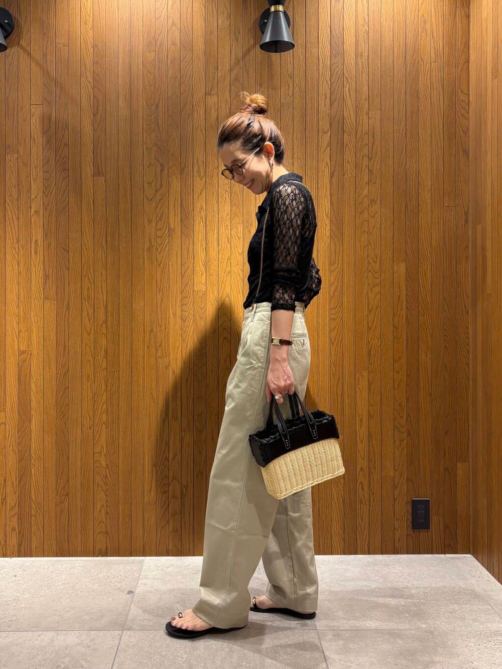 ブラック系のサンダル、ブラック系のシャツ/ブラウス、ゴールド系のネックレスを着用したレディースの夏コーディネートの5枚目の写真