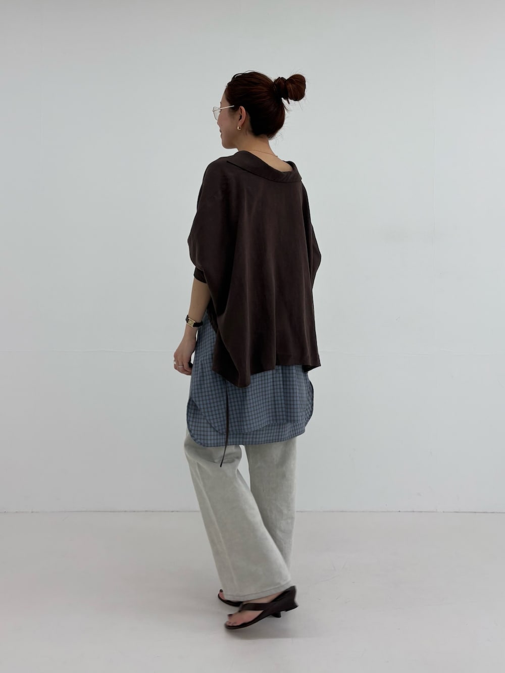 ブラウン系のシャツ/ブラウス、グレー系のデニムパンツ、ブルー系のシャツ/ブラウスを着用したレディースの春コーディネートの3枚目の写真