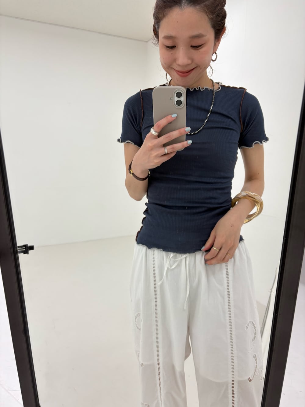 ブルー系のTシャツ/カットソー、ホワイト系のその他パンツ、ホワイト系のトートバッグを着用したレディースの春コーディネートの6枚目の写真
