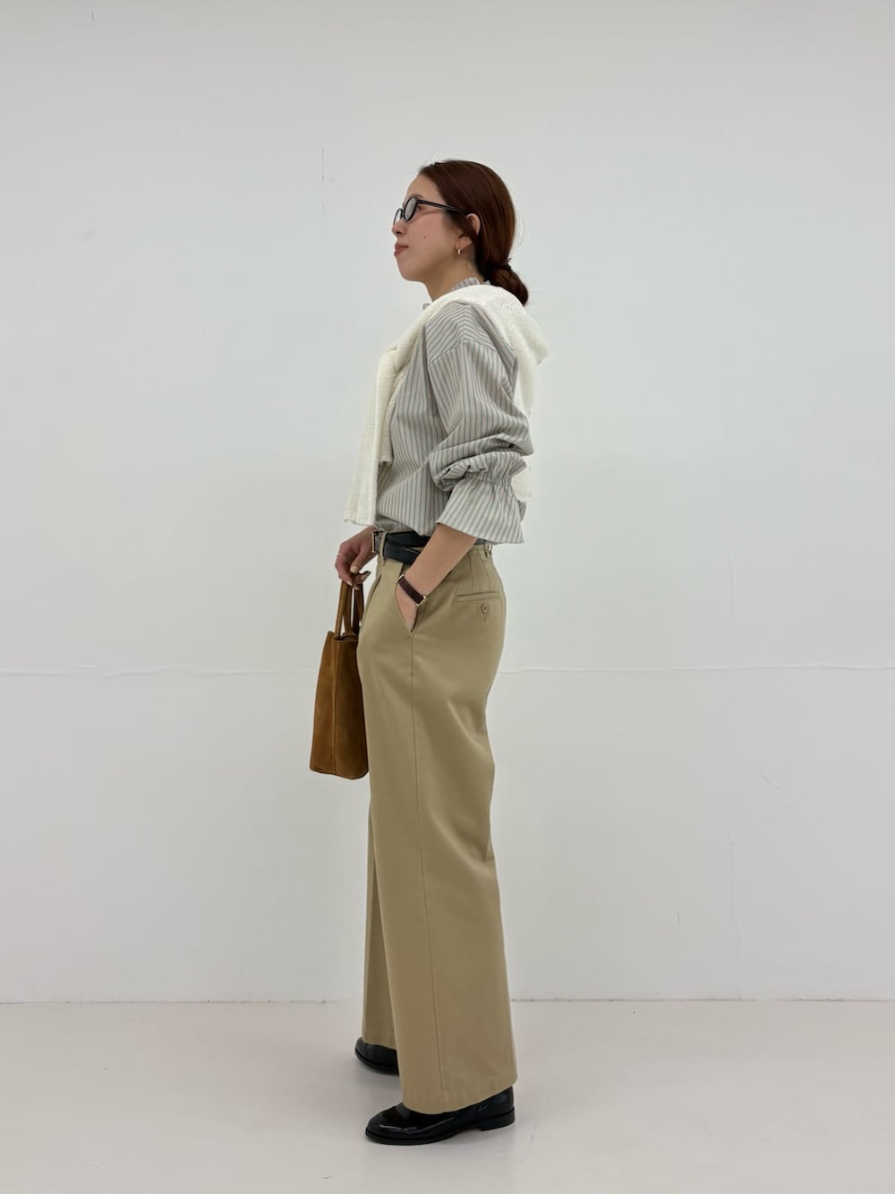 グリーン系のシャツ/ブラウス、ベージュ系のその他パンツ、ホワイト系のカーディガン/ボレロを着用したレディースの夏コーディネートの2枚目の写真