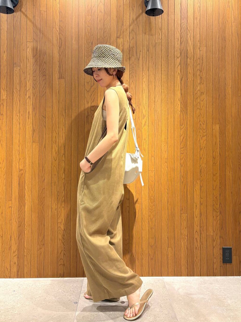 イエロー系のサロペット/オーバーオールを着用したレディースの夏コーディネートの3枚目の写真