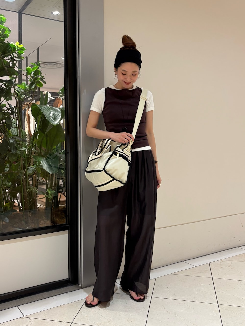 グレー系のその他パンツ、ブラウン系のタンクトップ、ベージュ系のショルダーバッグを着用したレディースの夏コーディネートの6枚目の写真
