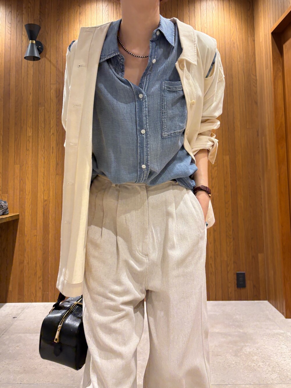 ホワイト系のその他パンツ、ブルー系のシャツ/ブラウス、ブラック系のサンダルを着用したレディースの春コーディネートの5枚目の写真