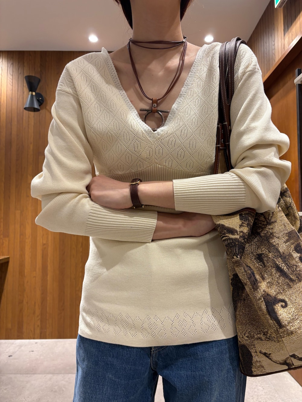 ホワイト系のニット/セーター、ブルー系のデニムパンツを着用したレディースの春コーディネートの7枚目の写真