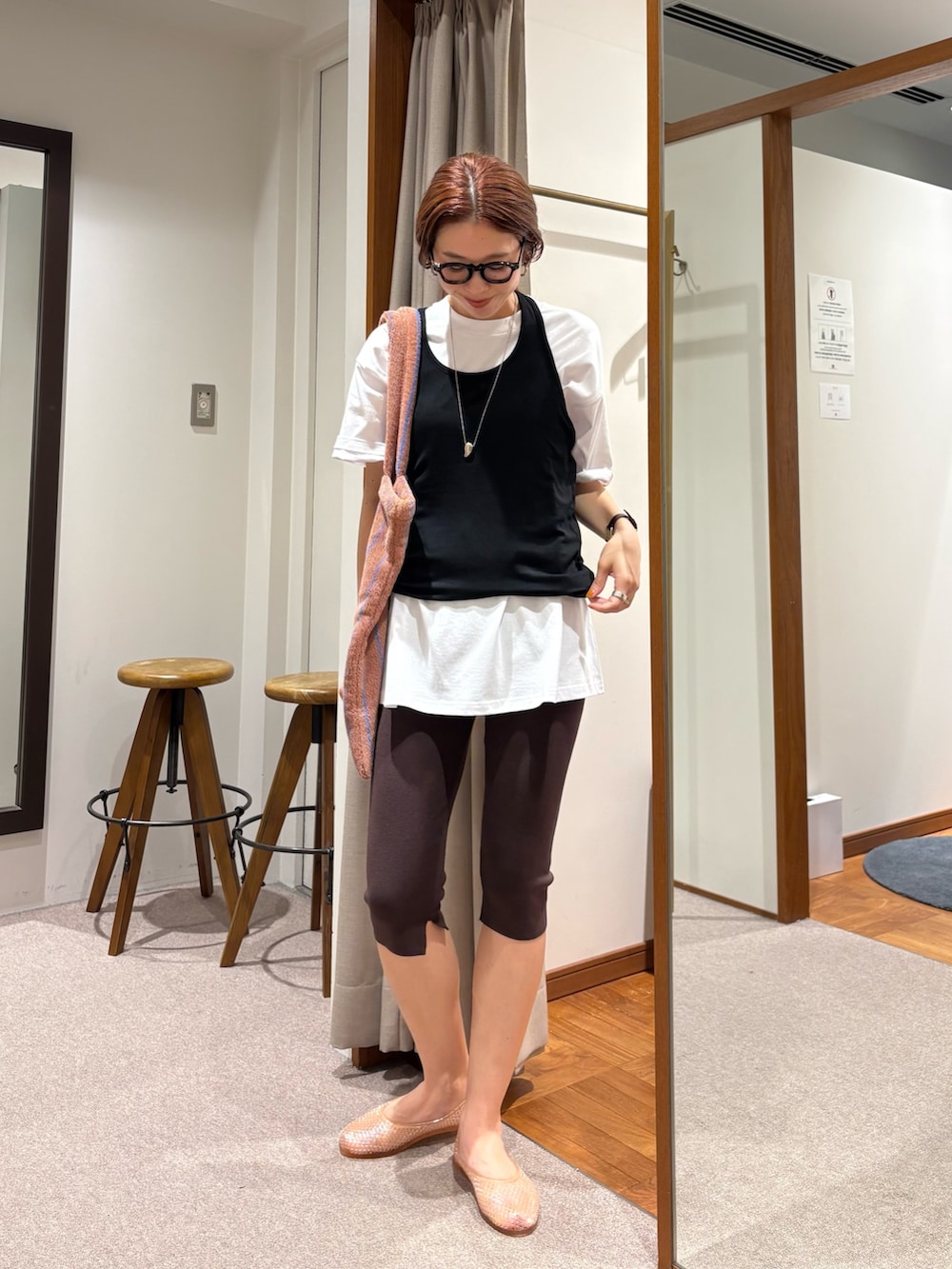 ホワイト系のTシャツ/カットソー、イエロー系のトートバッグ、ベージュ系のバレエシューズを着用したレディースの夏コーディネートの5枚目の写真