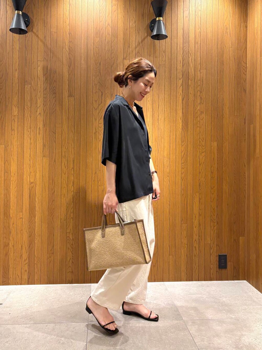 ブラック系のキャミソール、ブラック系のシャツ/ブラウスを着用したレディースの春コーディネートの2枚目の写真