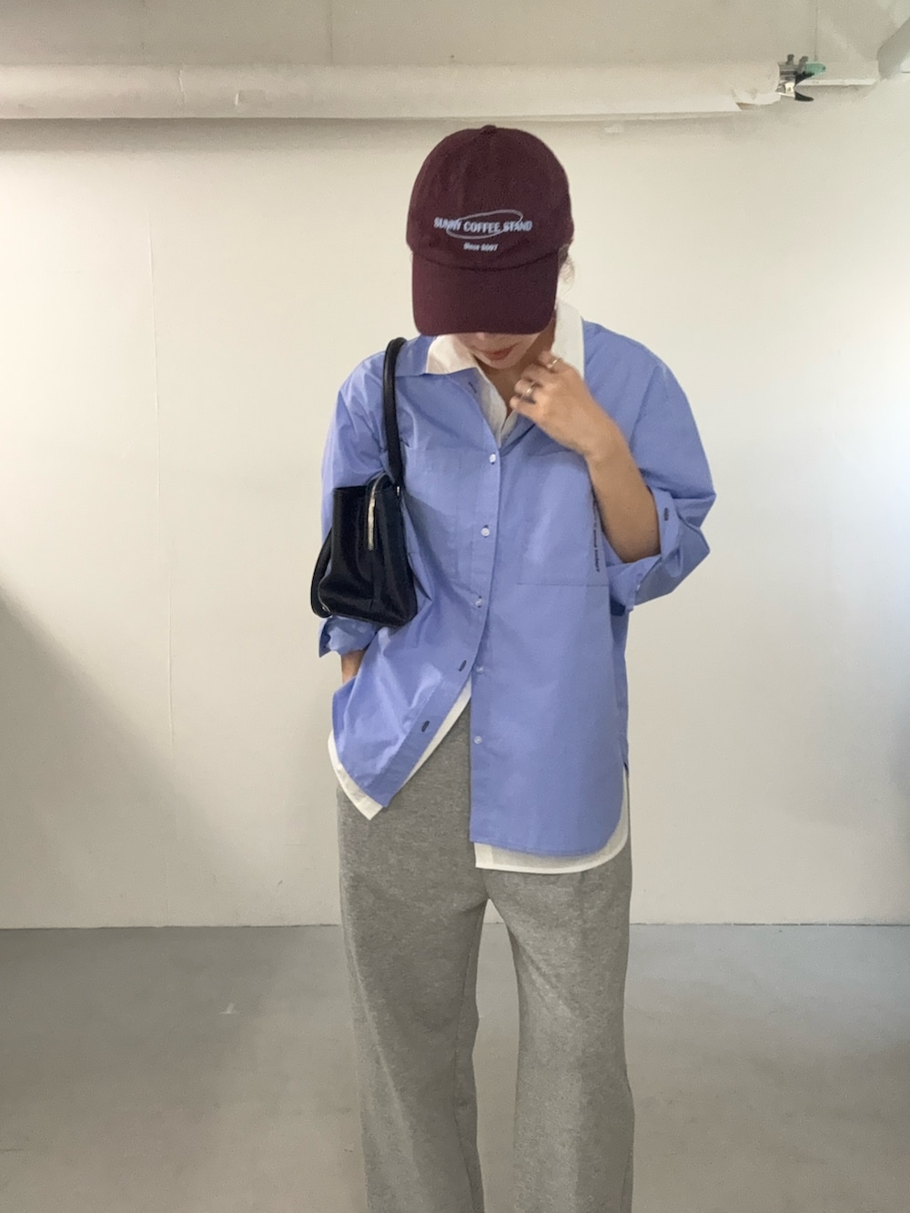 ブルー系のシャツ/ブラウス、グレー系のその他パンツ、ブラック系のローファーを着用したレディースの夏コーディネートの5枚目の写真