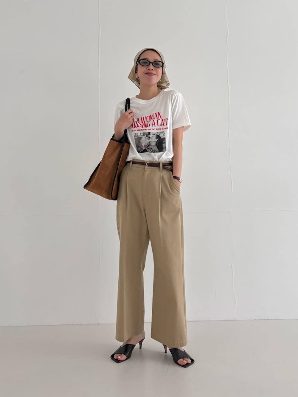 ホワイト系のTシャツ/カットソー、ベージュ系のその他パンツ、ブラウン系のトートバッグを着用したレディースの夏コーディネートの5枚目の写真