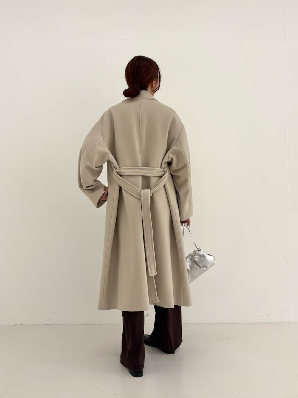 ブラウン系のその他パンツ、グリーン系のカーディガン/ボレロ、シルバー系のショルダーバッグを着用したレディースの秋コーディネートの5枚目の写真