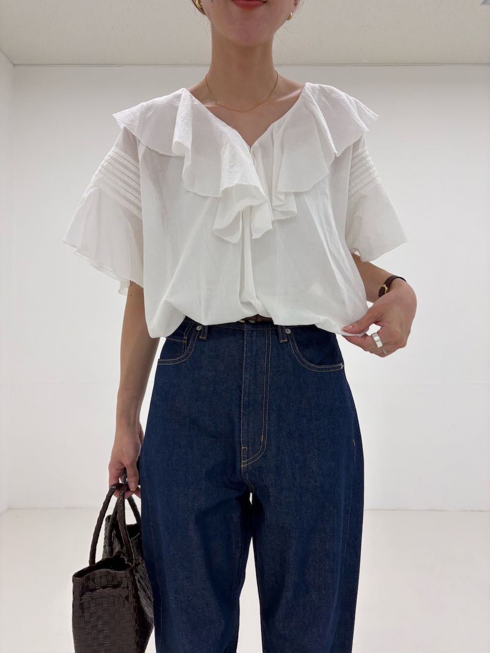 ホワイト系のシャツ/ブラウス、ブルー系のデニムパンツ、ブラウン系のトートバッグを着用したレディースの夏コーディネートの8枚目の写真