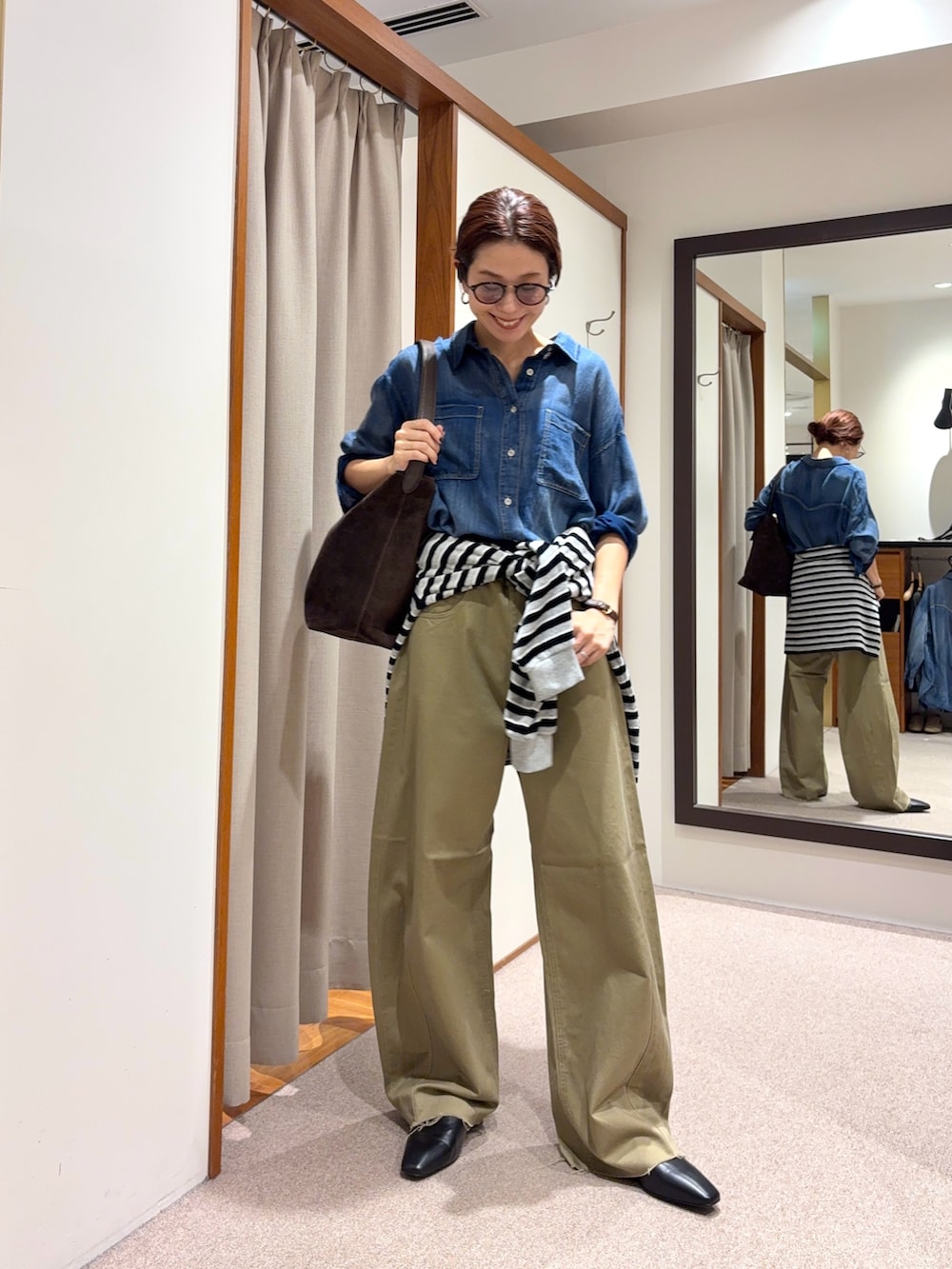 レッド系のTシャツ/カットソー、ブルー系のシャツ/ブラウス、ベージュ系のその他パンツを着用したレディースの秋コーディネートの2枚目の写真