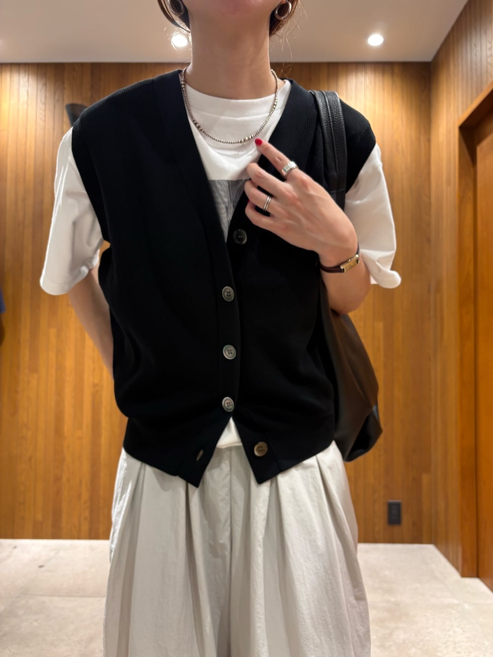 ブラック系のベスト、その他のTシャツ/カットソー、ブラック系のサンダルを着用したレディースの夏コーディネートの6枚目の写真