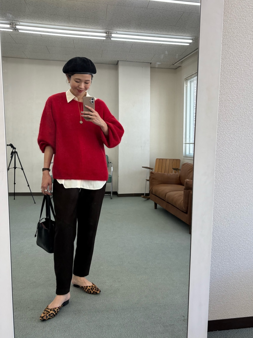 レッド系のニット/セーター、ブラウン系のその他パンツ、ブラック系のローファーを着用したレディースの秋コーディネートの9枚目の写真