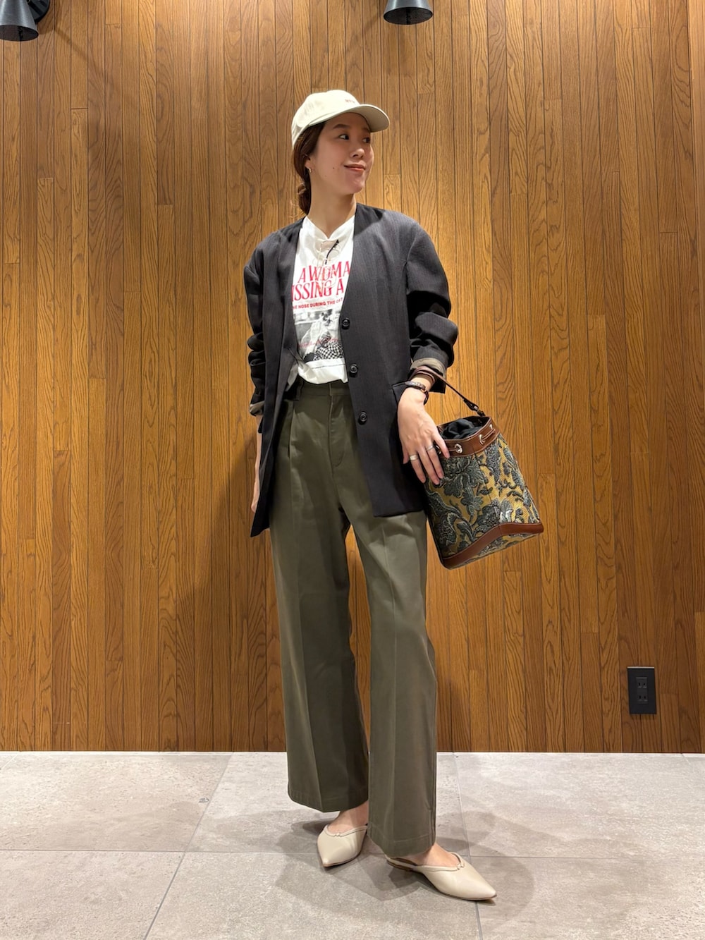 ホワイト系のTシャツ/カットソー、グリーン系のその他パンツ、その他のハンドバッグを着用したレディースの秋コーディネートの6枚目の写真