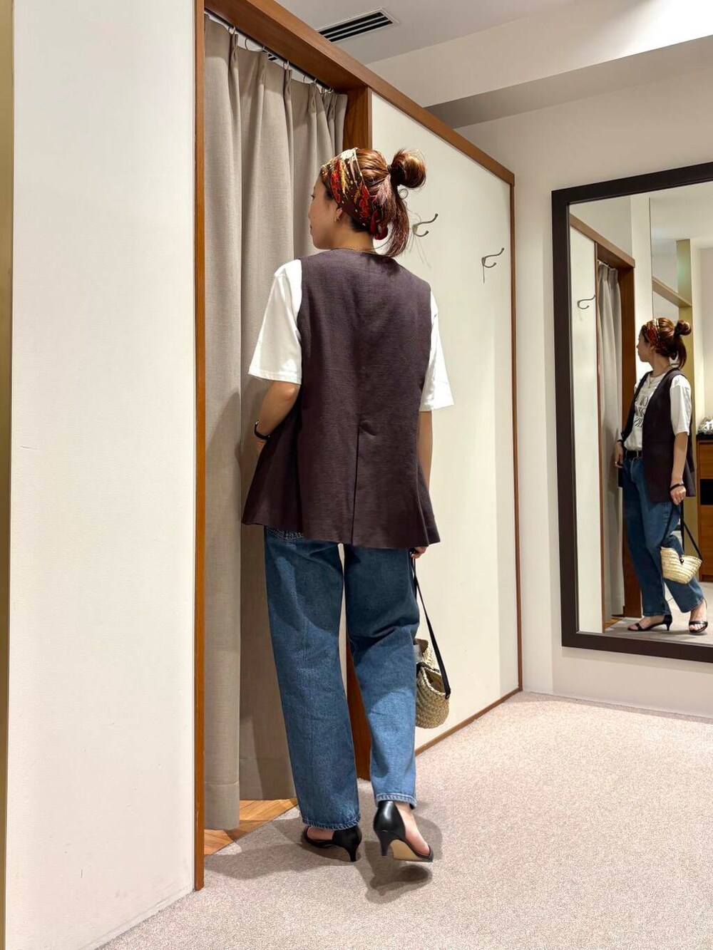 その他のTシャツ/カットソー、ブルー系のデニムパンツ、ブラウン系のベストを着用したレディースの夏コーディネートの5枚目の写真