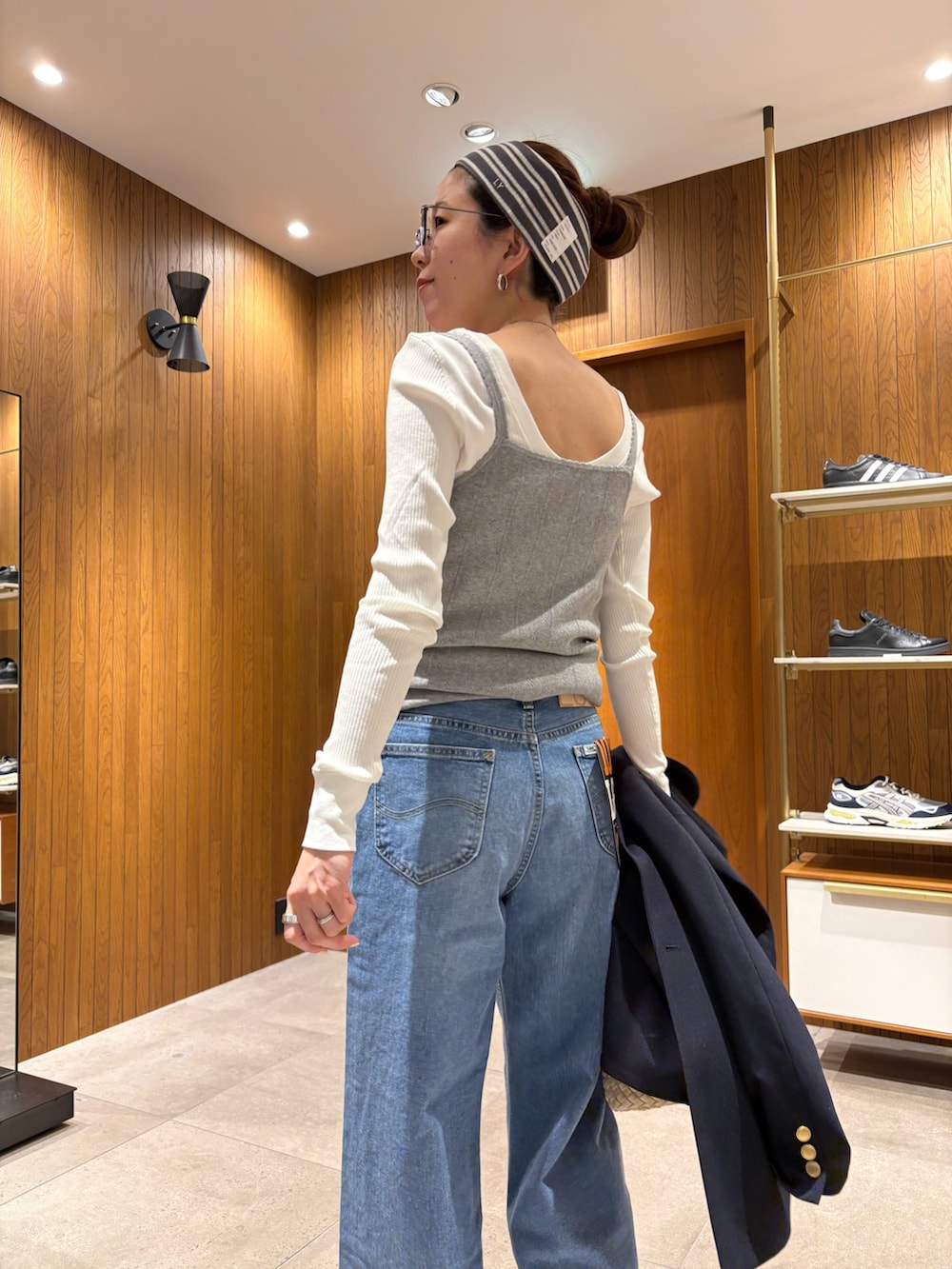 ブルー系のデニムパンツ、グレー系のニット/セーター、ブルー系のその他アウターを着用したレディースの冬コーディネートの8枚目の写真