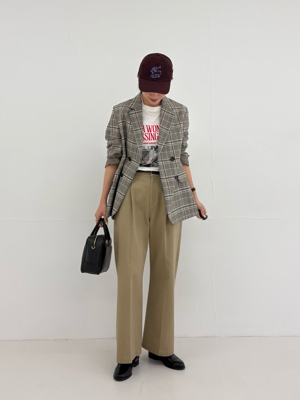ブラック系のローファー、ホワイト系のTシャツ/カットソー、ベージュ系のその他パンツを着用したレディースの秋コーディネートの7枚目の写真