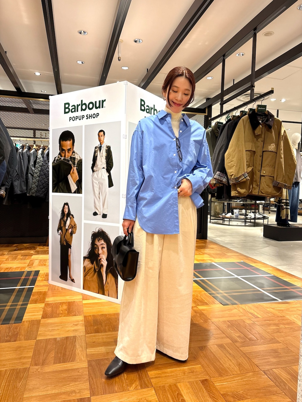 ブルー系のシャツ/ブラウス、ホワイト系のニット/セーター、ホワイト系のその他パンツを着用したレディースの秋コーディネートの2枚目の写真