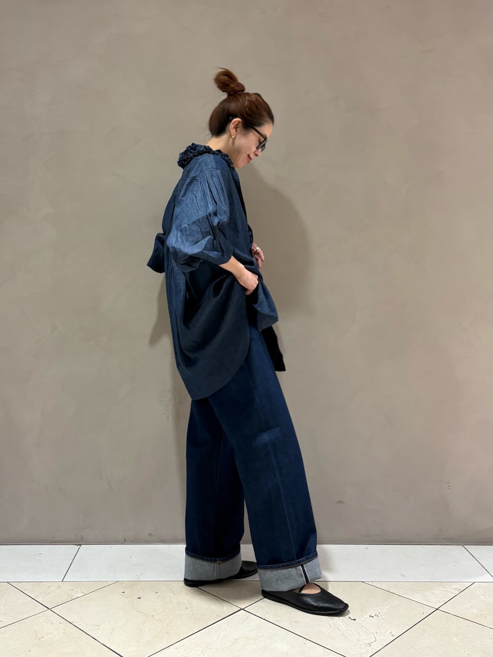 ブルー系のシャツ/ブラウス、ブルー系のデニムパンツ、ホワイト系のタンクトップを着用したレディースの秋コーディネートの5枚目の写真