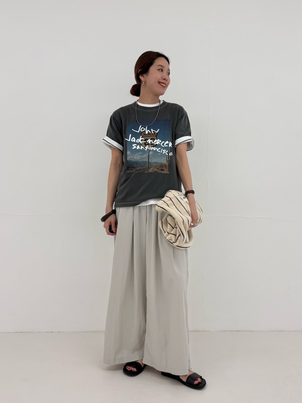 グレー系のその他パンツ、ホワイト系のTシャツ/カットソー、グレー系のTシャツ/カットソーを着用したレディースの春コーディネートの5枚目の写真