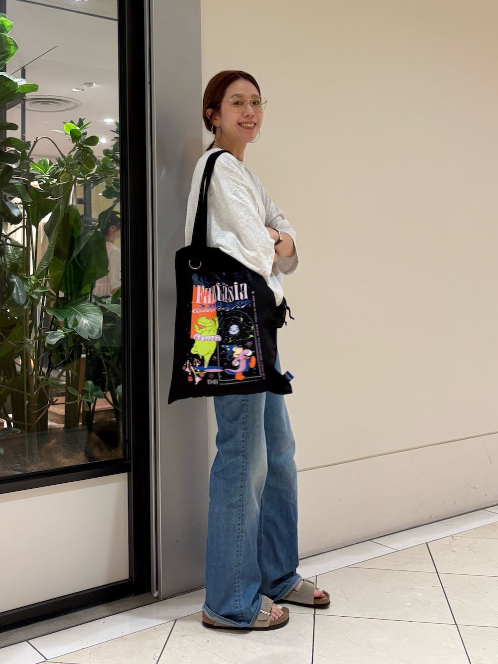 グレー系のTシャツ/カットソー、ブラック系のボディバッグ/ウエストポーチ、その他のトートバッグを着用したレディースの夏コーディネートの5枚目の写真