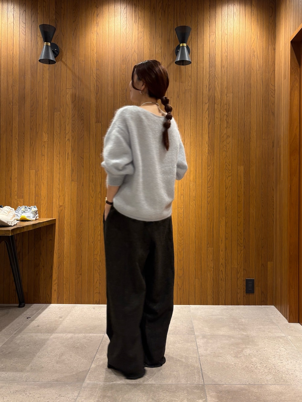 レッド系のニット/セーター、グリーン系のその他パンツ、グレー系のその他アウターを着用したレディースの秋コーディネートの3枚目の写真