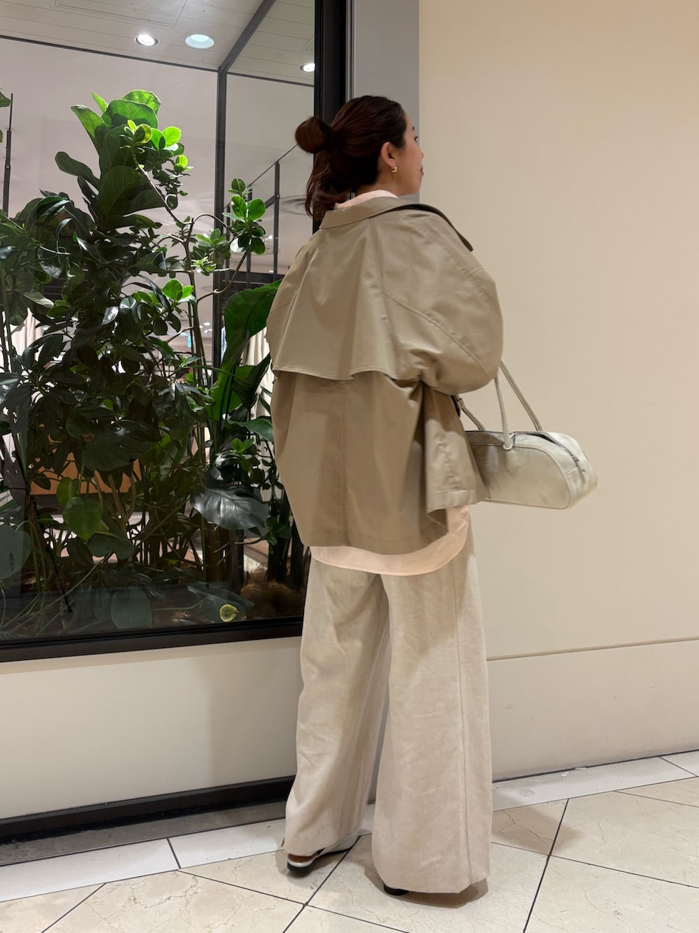 ベージュ系のトレンチコート、ブルー系のシャツ/ブラウス、ホワイト系のシャツ/ブラウスを着用したレディースの冬コーディネートの4枚目の写真