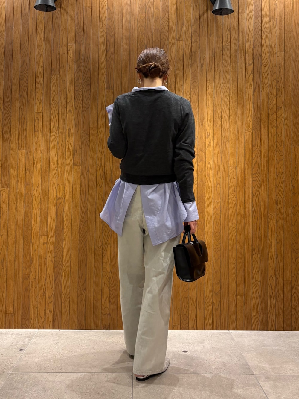 その他のシャツ/ブラウス、グレー系のデニムパンツ、シルバー系のパンプスを着用したレディースの冬コーディネートの8枚目の写真