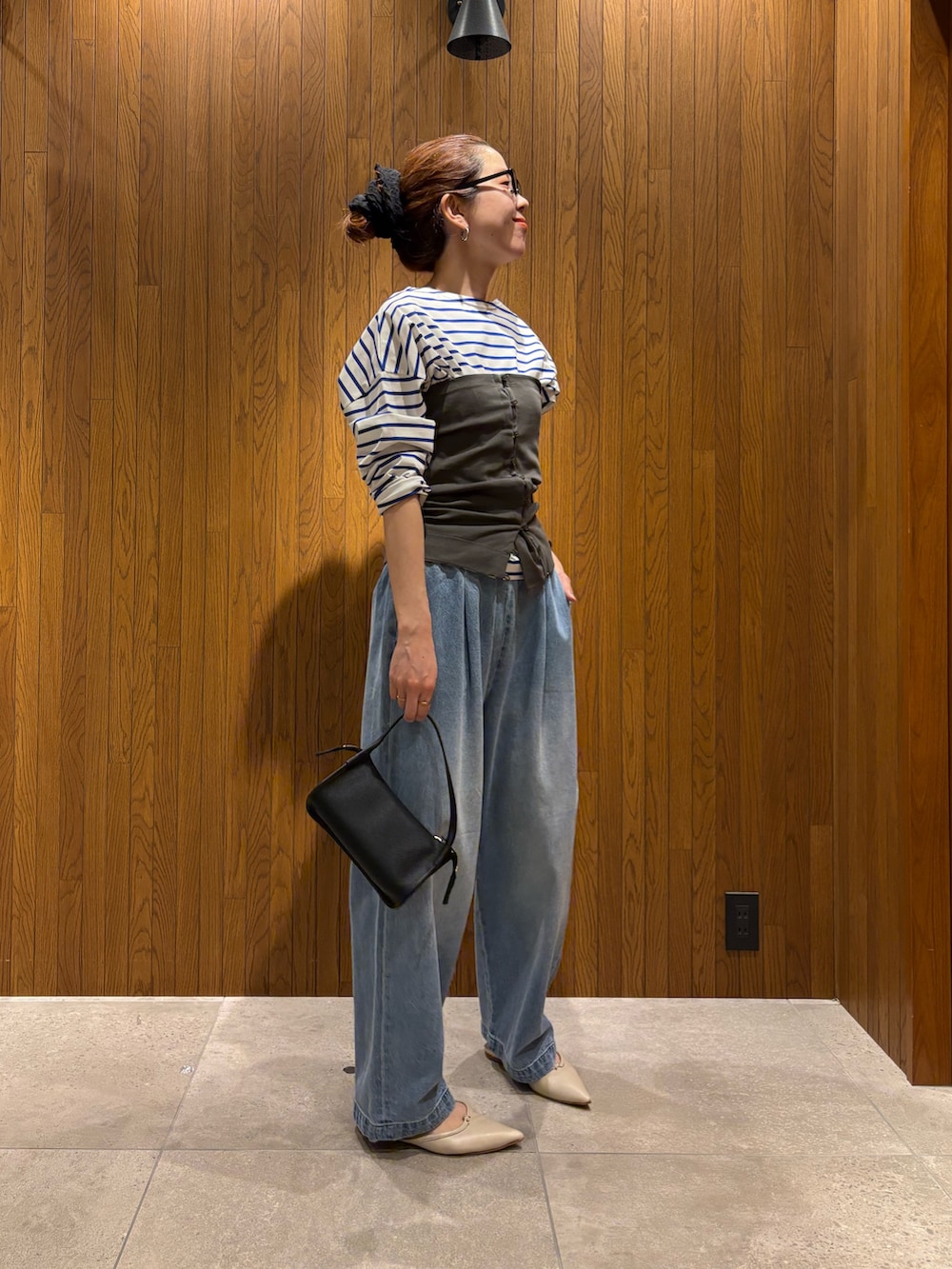 ブルー系のデニムパンツ、グレー系のスカート、ブルー系のTシャツ/カットソーを着用したレディースの春コーディネートの5枚目の写真