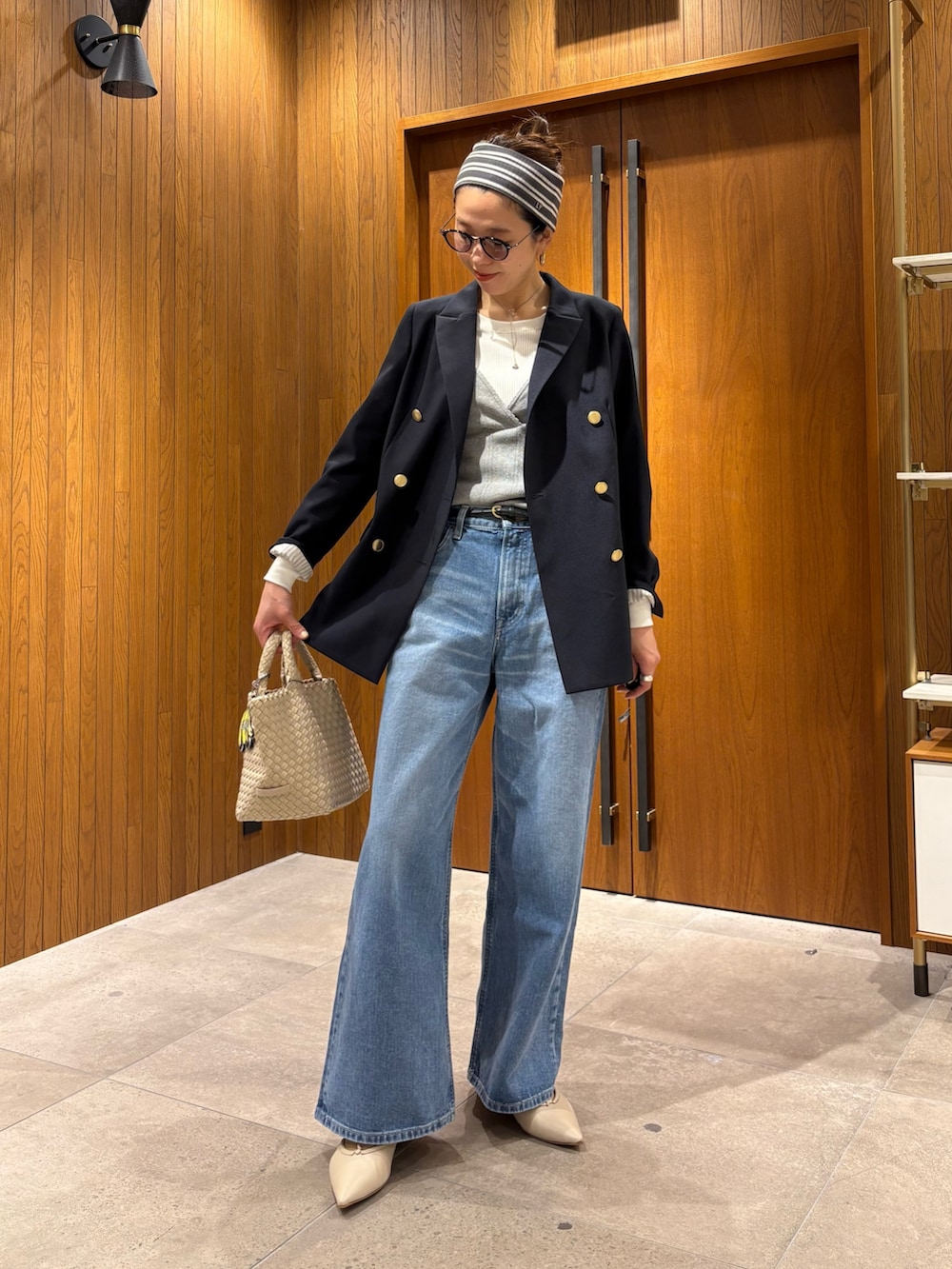 ブルー系のデニムパンツ、グレー系のニット/セーター、ブルー系のその他アウターを着用したレディースの冬コーディネートの4枚目の写真