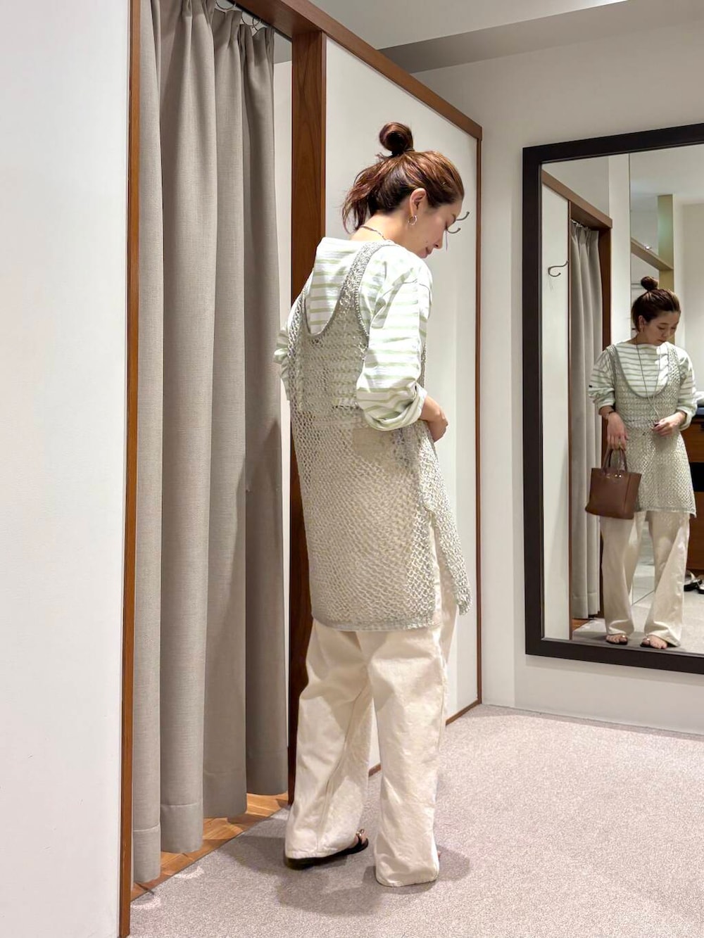 グリーン系のTシャツ/カットソー、グレー系のニット/セーター、ブラック系のサンダルを着用したレディースの夏コーディネートの4枚目の写真