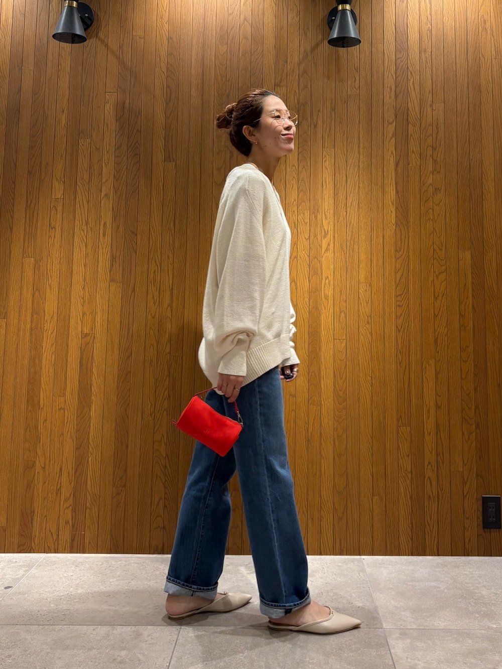 ベージュ系のニット/セーター、ホワイト系のTシャツ/カットソー、レッド系のハンドバッグを着用したレディースの秋コーディネートの4枚目の写真