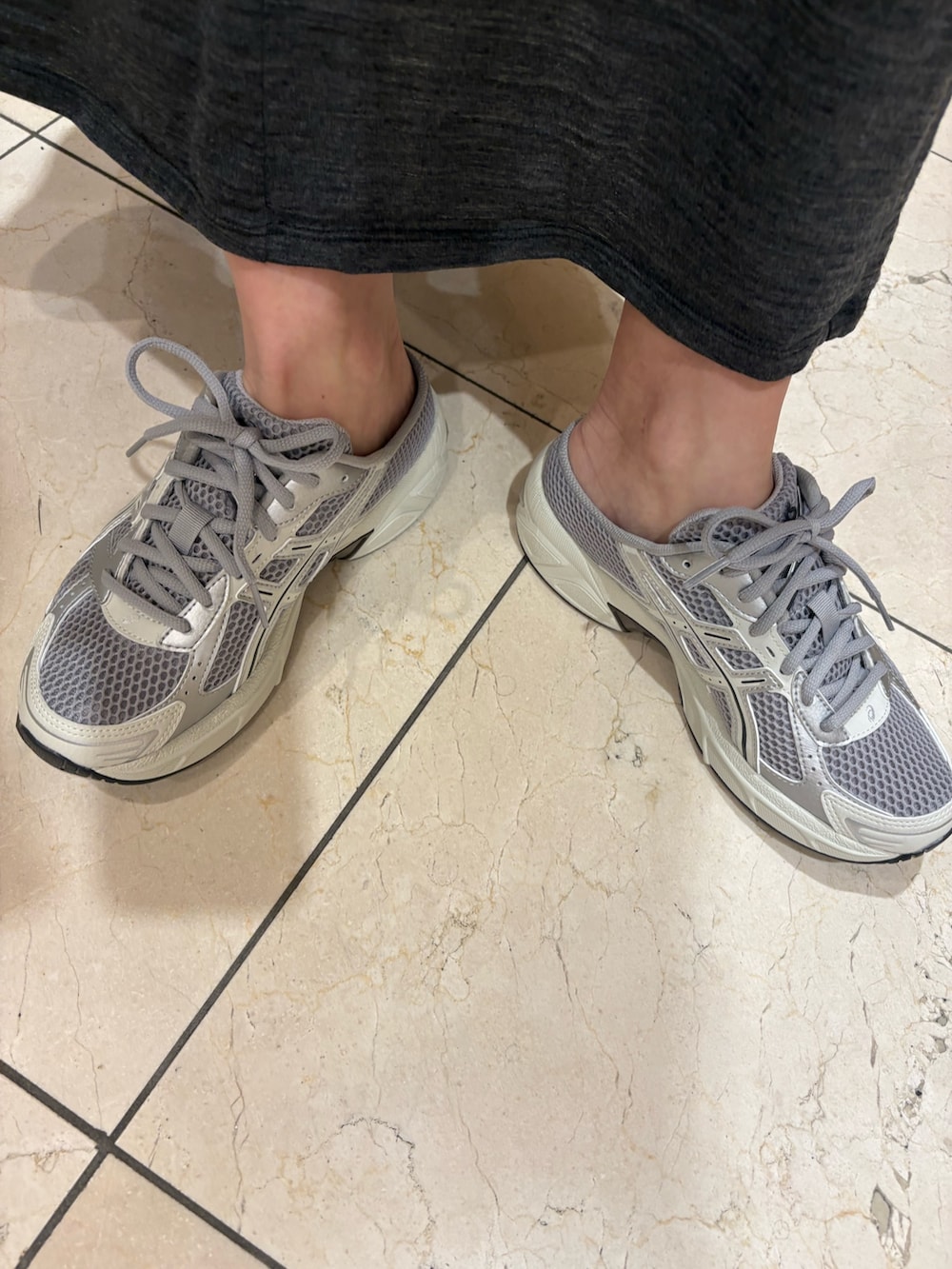 グレー系のワンピース、ブラック系のショルダーバッグ、グレー系のスニーカーを着用したレディースの夏コーディネートの5枚目の写真