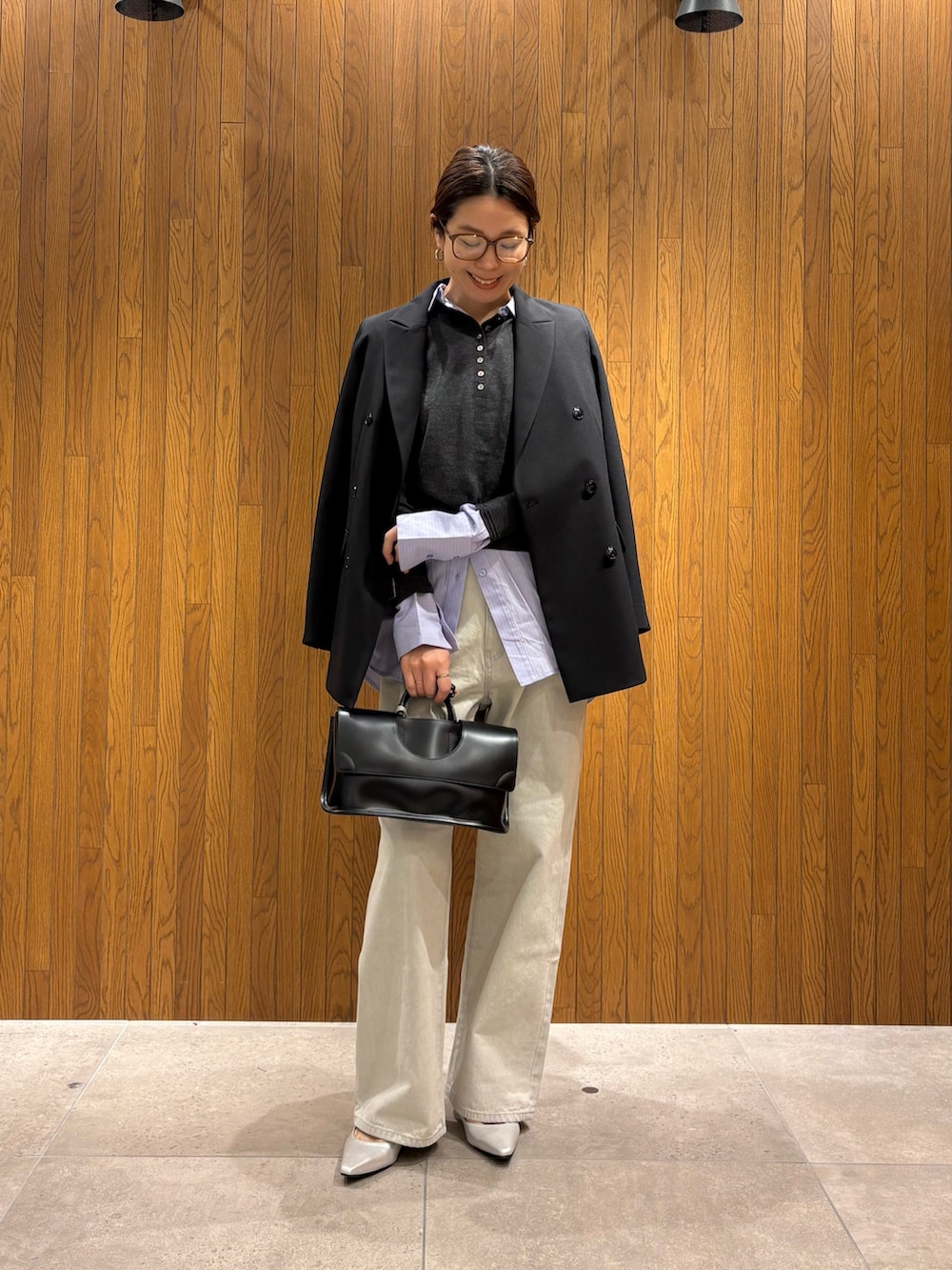 その他のシャツ/ブラウス、グレー系のデニムパンツ、シルバー系のパンプスを着用したレディースの冬コーディネートの5枚目の写真