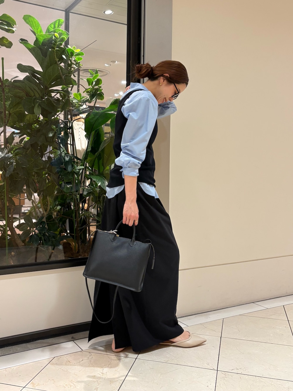 ブラック系のワンピース、ブルー系のシャツ/ブラウス、ブルー系のニット/セーターを着用したレディースの夏コーディネートの7枚目の写真