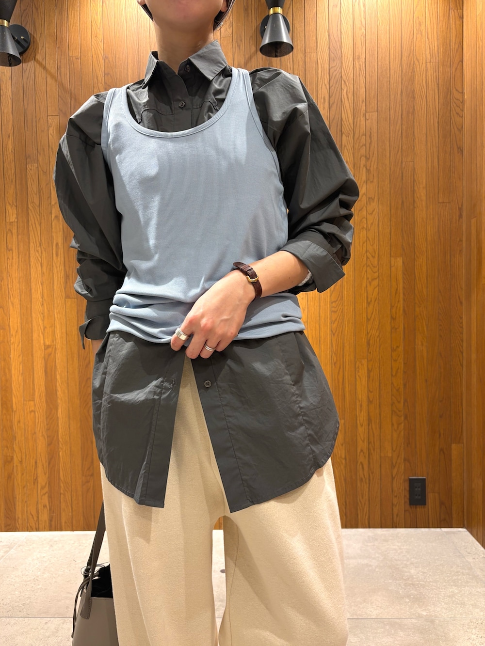 ブルー系のTシャツ/カットソー、グレー系のシャツ/ブラウス、ホワイト系のその他パンツを着用したレディースの冬コーディネートの6枚目の写真