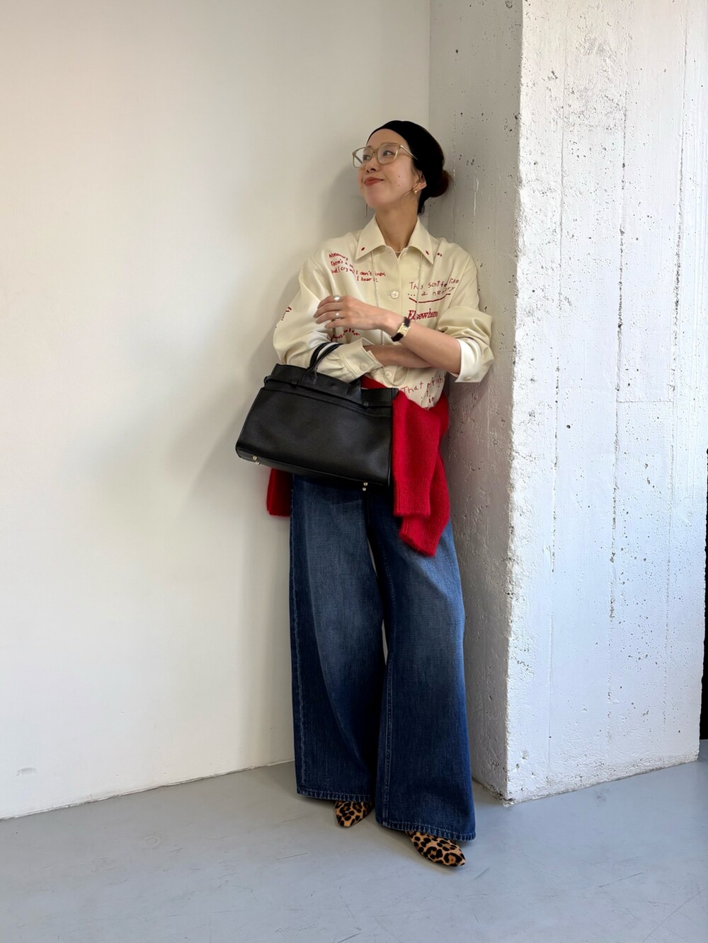 ホワイト系のTシャツ/カットソー、ブラック系のトートバッグ、レッド系のニット/セーターを着用したレディースの秋コーディネートの7枚目の写真