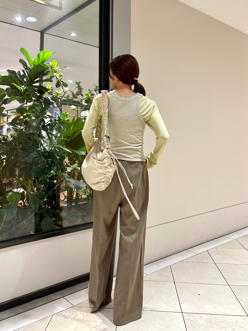 ブラウン系のその他パンツ、グレー系のスカート、ホワイト系のショルダーバッグを着用したレディースの秋コーディネートの4枚目の写真