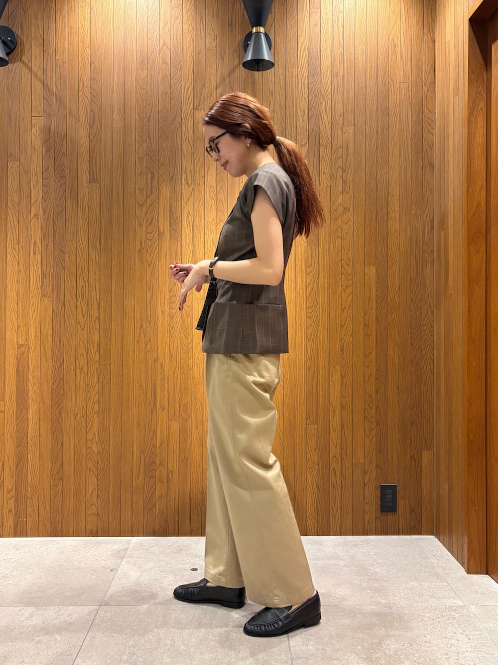 ブラウン系のシャツ/ブラウス、ベージュ系のその他パンツ、ブラック系のローファーを着用したレディースの秋コーディネートの2枚目の写真