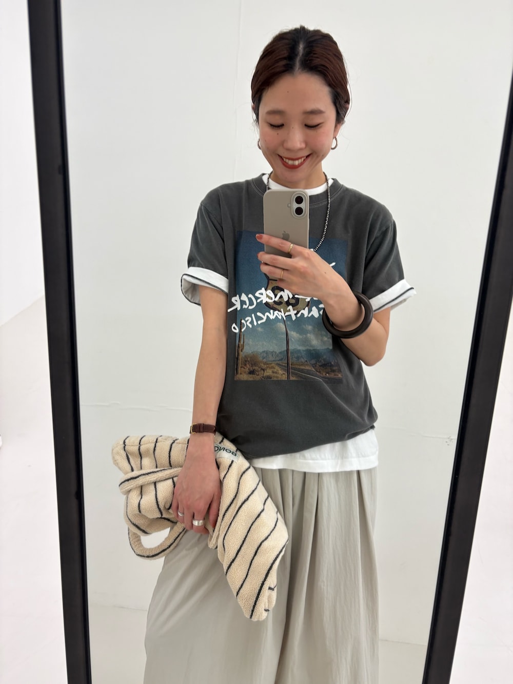 グレー系のその他パンツ、ホワイト系のTシャツ/カットソー、グレー系のTシャツ/カットソーを着用したレディースの春コーディネートの7枚目の写真