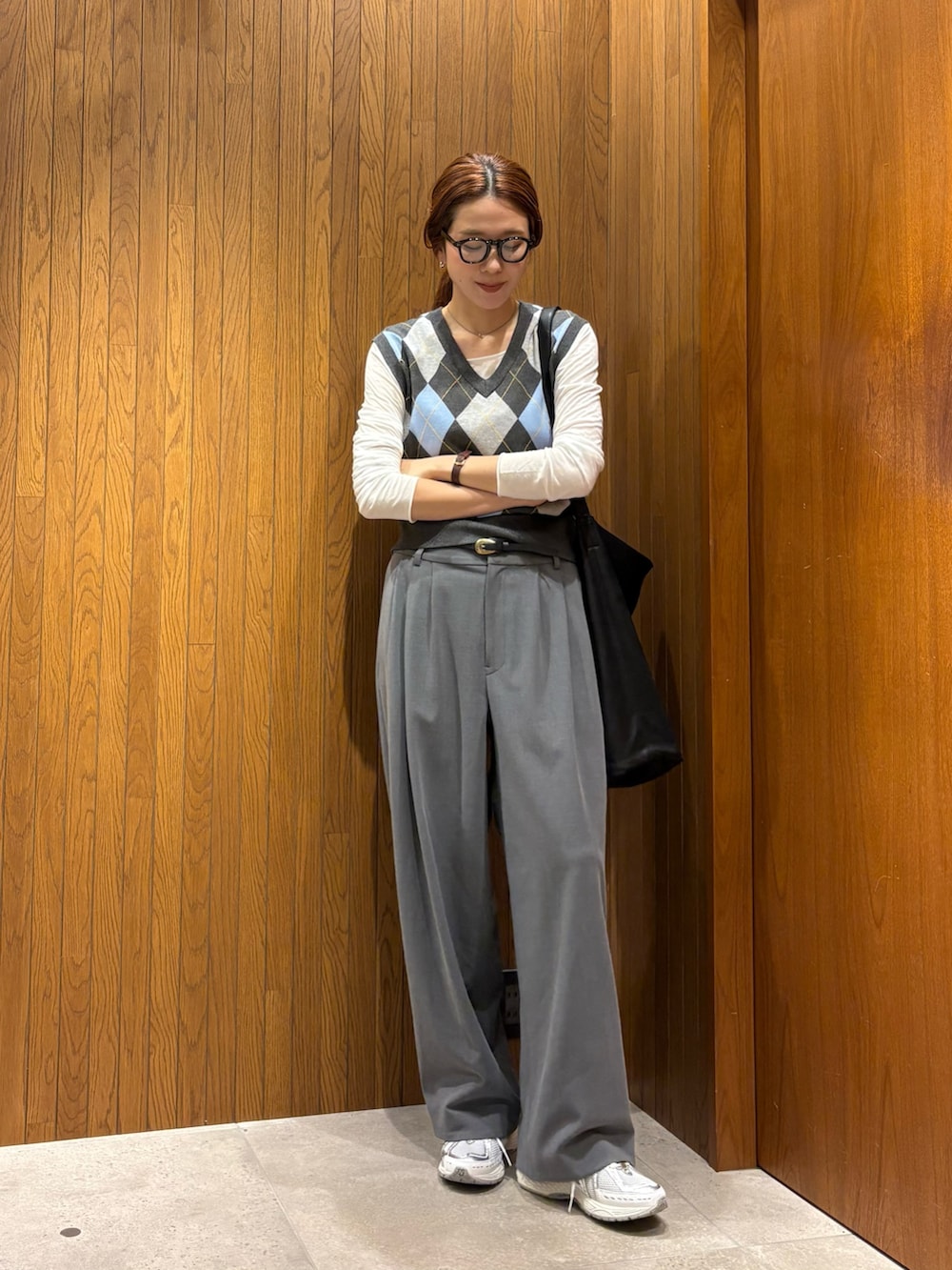 グレー系のベスト、グレー系のその他パンツ、シルバー系のスニーカーを着用したレディースの夏コーディネートの5枚目の写真