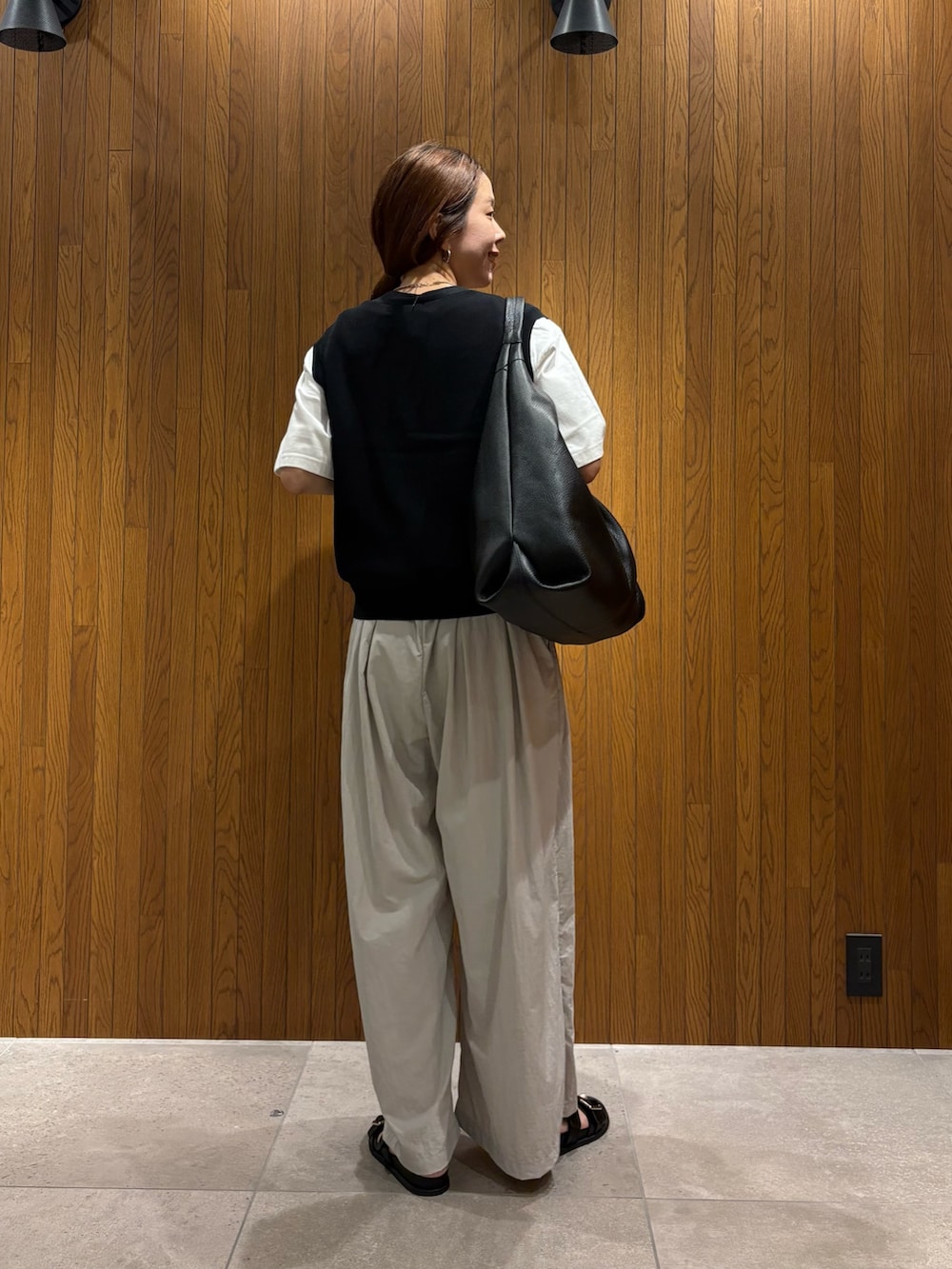 ブラック系のベスト、その他のTシャツ/カットソー、ブラック系のサンダルを着用したレディースの夏コーディネートの3枚目の写真