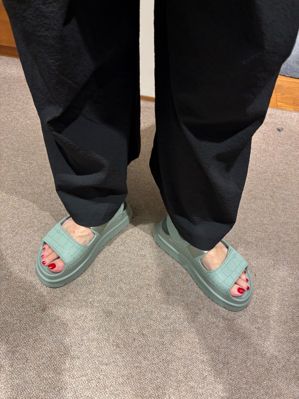 ブラック系のその他パンツ、ホワイト系のハンドバッグ、ブルー系のキャップを着用したレディースの春コーディネートの8枚目の写真