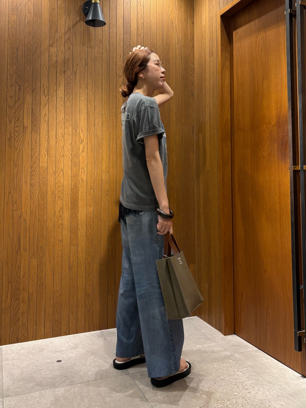 グレー系のTシャツ/カットソー、ブラック系のキャミソール、ブルー系のその他パンツを着用したレディースの夏コーディネートの2枚目の写真