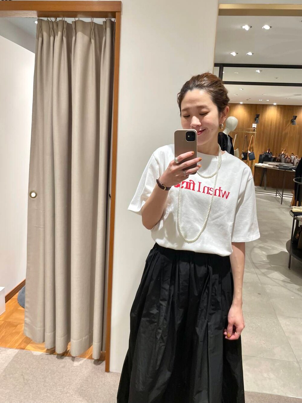 ベージュ系のその他アウター、ブラック系のスカート、ピンク系のチュニックを着用したレディースの冬コーディネートの9枚目の写真