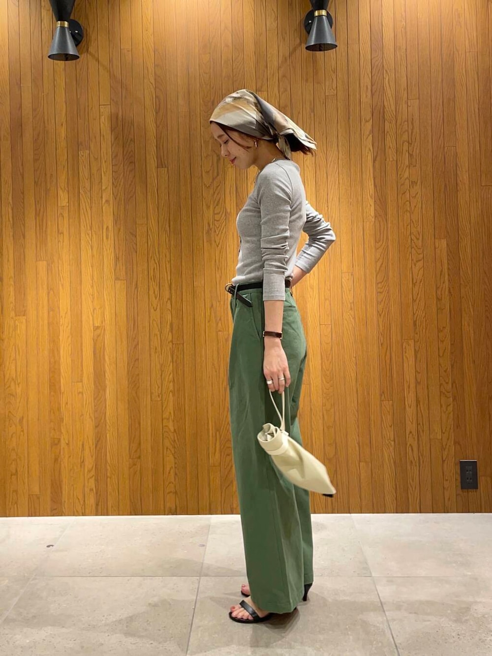 グリーン系のその他パンツ、グレー系のTシャツ/カットソー、シルバー系のネックレスを着用したレディースの冬コーディネートの2枚目の写真