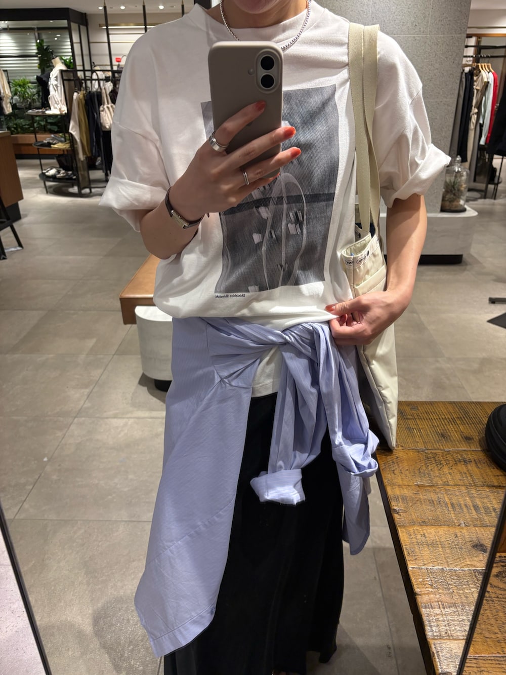 ブラック系のスカート、ブラック系のサンダル、その他のTシャツ/カットソーを着用したレディースの夏コーディネートの7枚目の写真