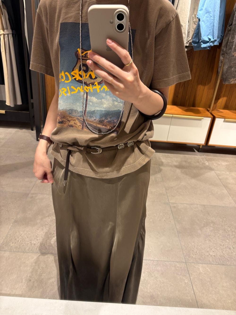 ブラウン系のTシャツ/カットソー、ブラウン系のスカートを着用したレディースの夏コーディネートの9枚目の写真