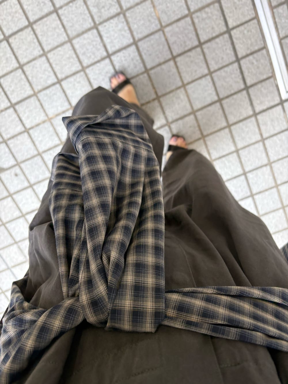 グレー系のその他パンツ、ブラック系のショルダーバッグ、ブルー系のシャツ/ブラウスを着用したレディースの春コーディネートの6枚目の写真